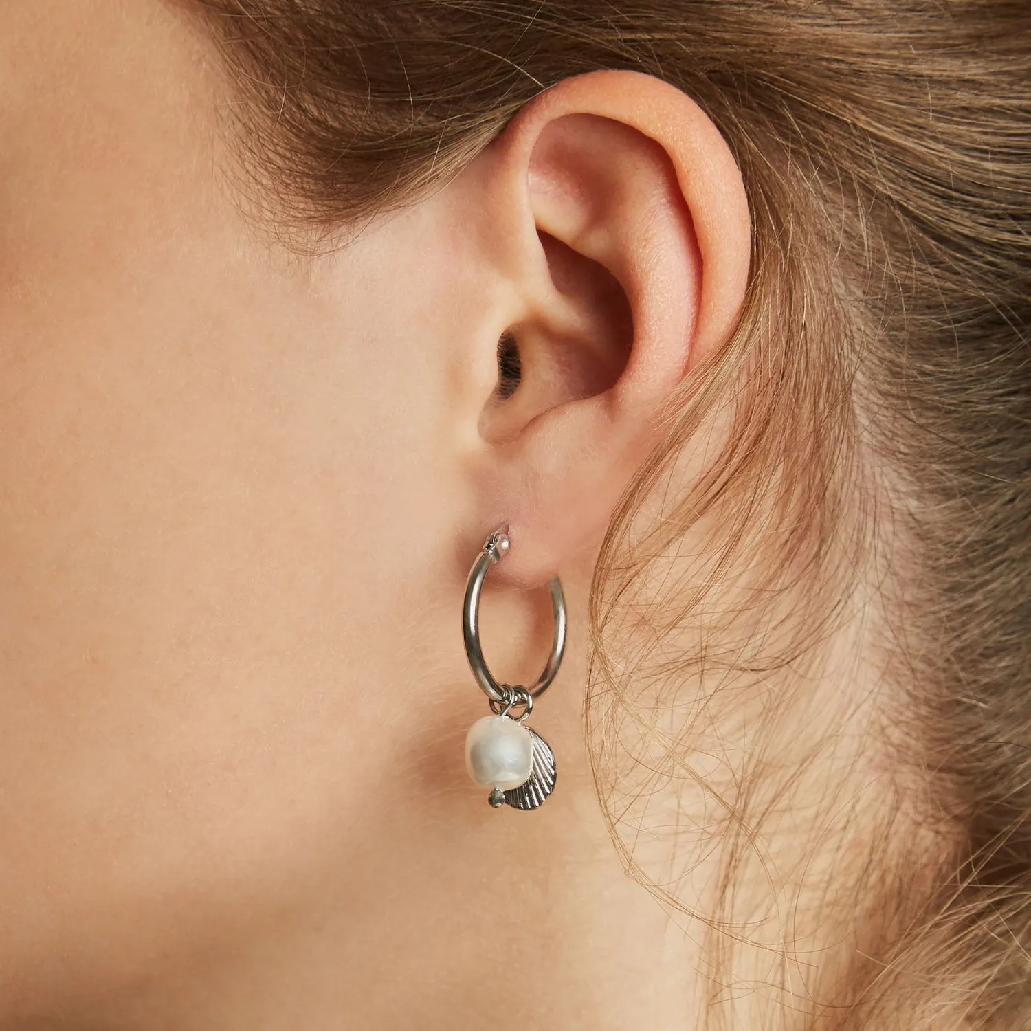 Rosefield Essentials Shell and pearl hoops øredobber gull