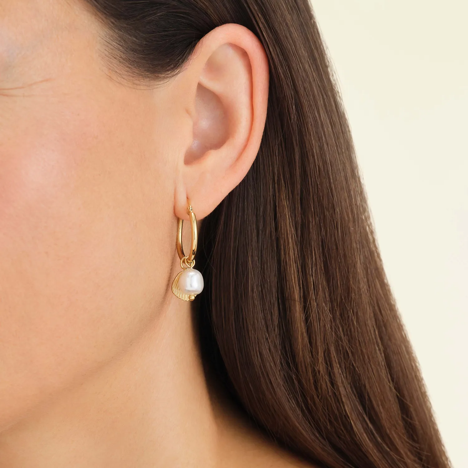 Rosefield Essentials Shell and pearl hoops øredobber gull