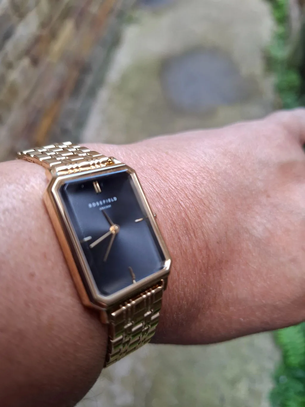 Rosefield Octagon Black Gold klokke 23 × 29 mm svart og gull