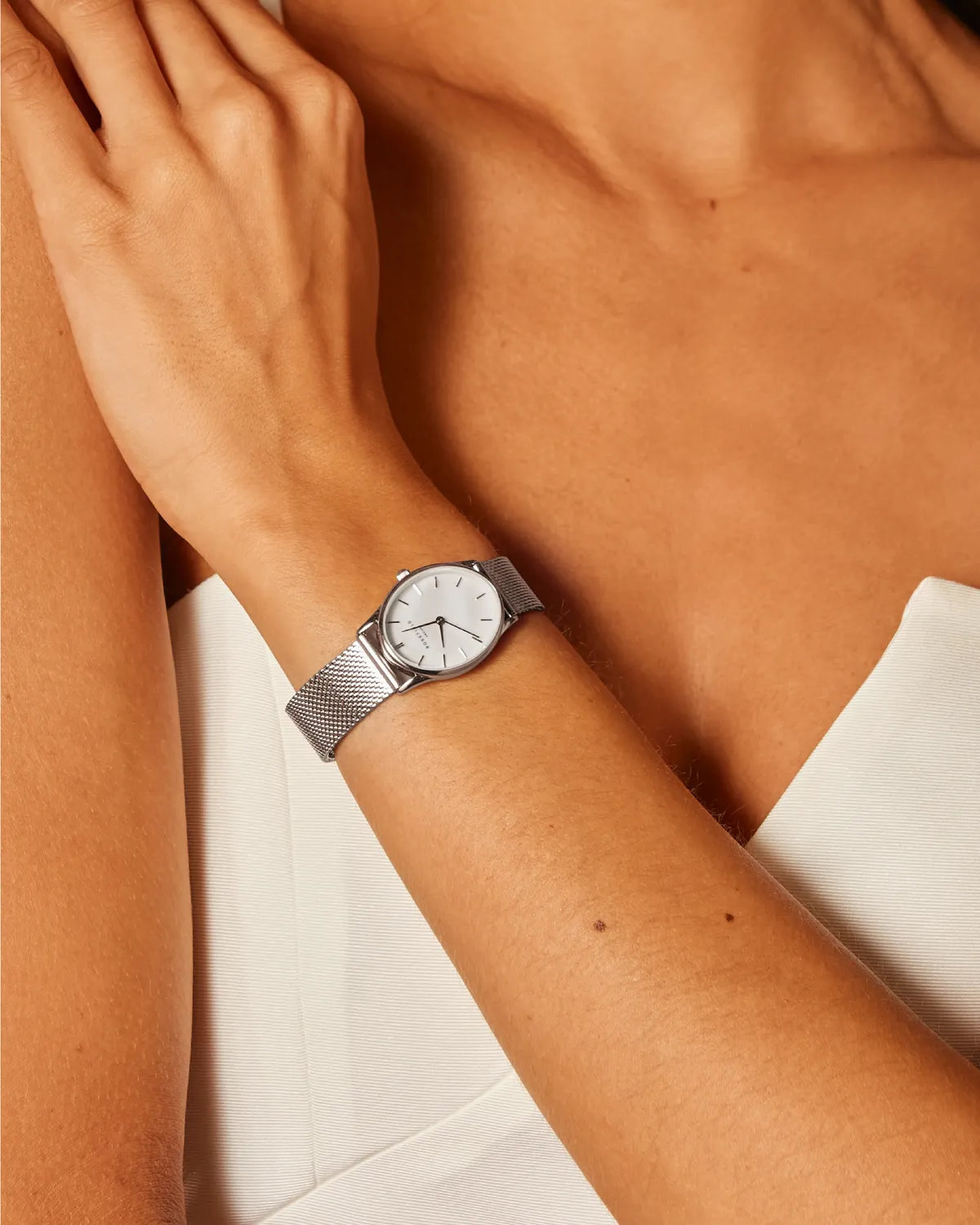 Rosefield Oval Pearl Silver Mesh klokke sølv mesh 24 x 29 mm