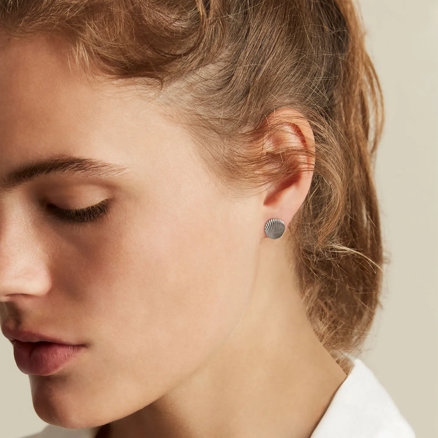 Rosefield Shell studs øredobber gull sølv skjellstruktur