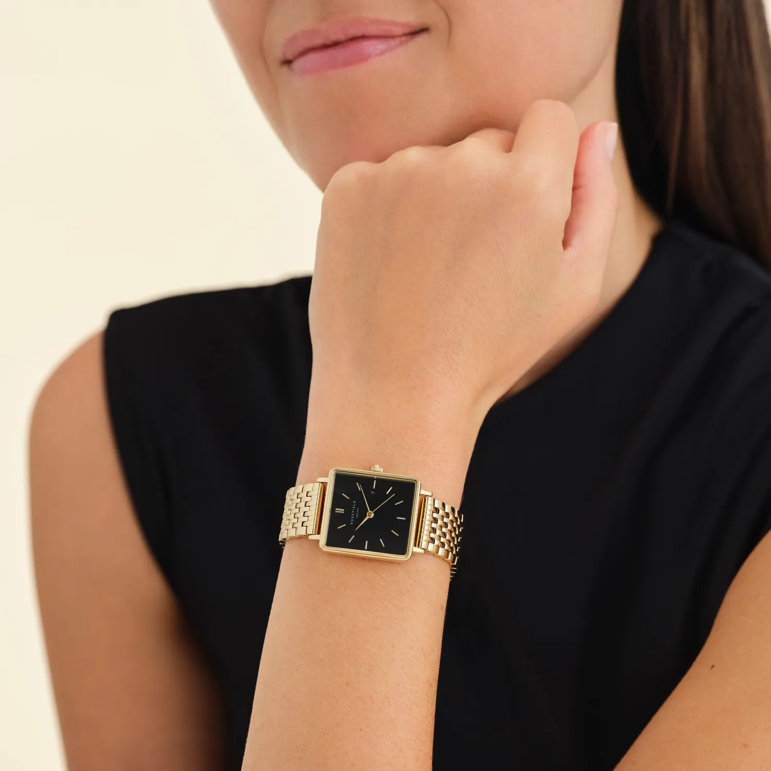 Rosefield Boxy Black Gold klokke 26 × 28 mm med datovisning