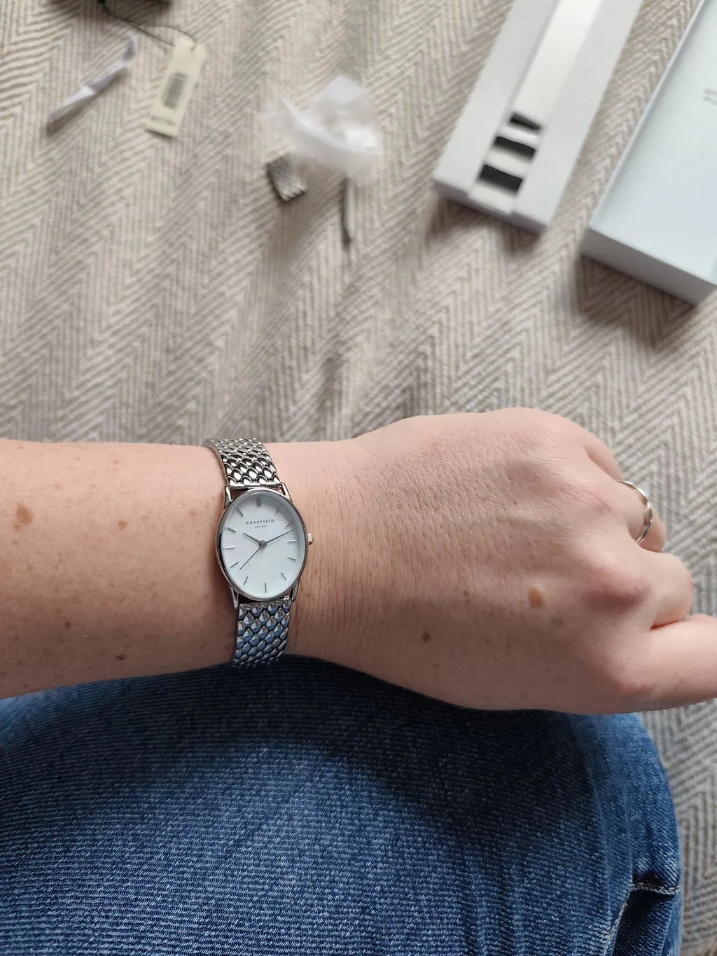 Rosefield Oval Pearl Silver klokke 22 mm sølv med hvit skive