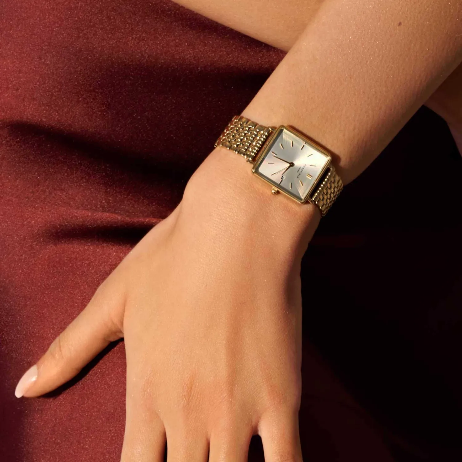 Rosefield Boxy Gold klokke med svart skinnrem, gavesett