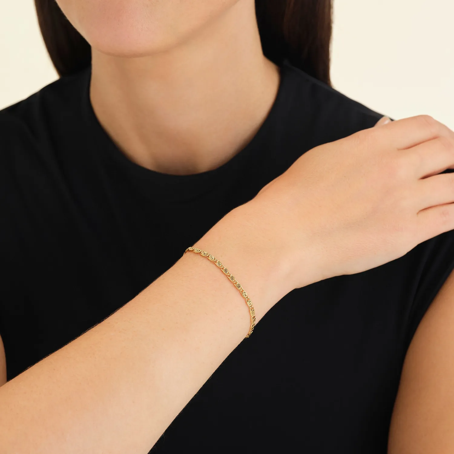 Rosefield Swirl Bracelet Gold armbånd 16,5–19,5 cm gullbelagt stål