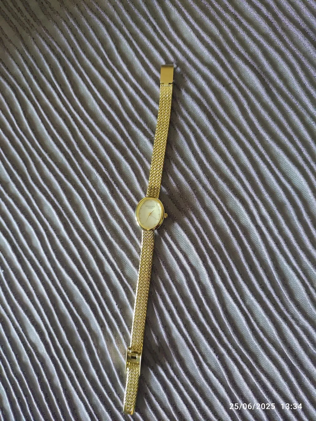 Rosefield Mini Oval klokke gull 18 × 22 mm perlemor