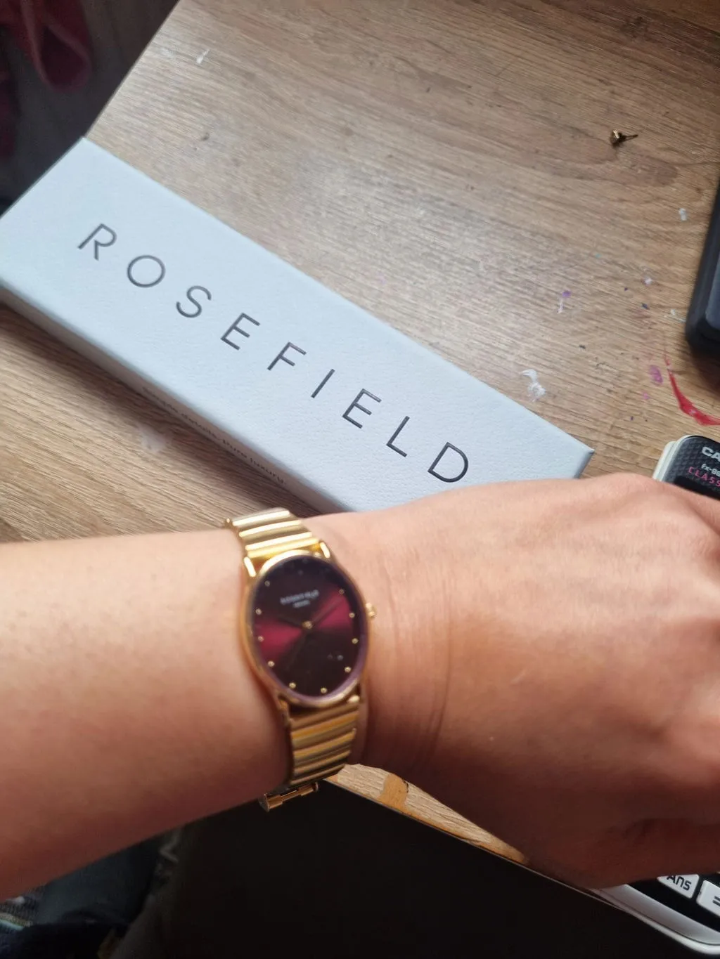 Rosefield Oval Burgundy klokke 24 x 29 mm rød urskive