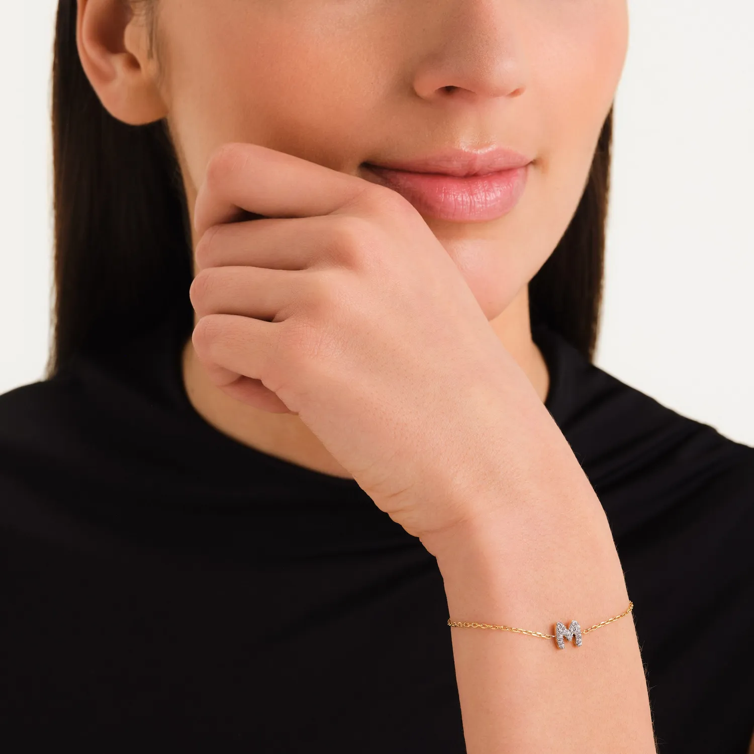 Rosefield Crystal Letter M armbånd gull 16,5–19,5 cm