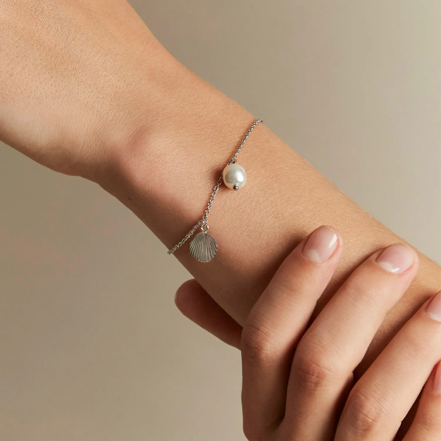 Rosefield Shell and pearl bracelet armbånd gull/sølv med perle og skall