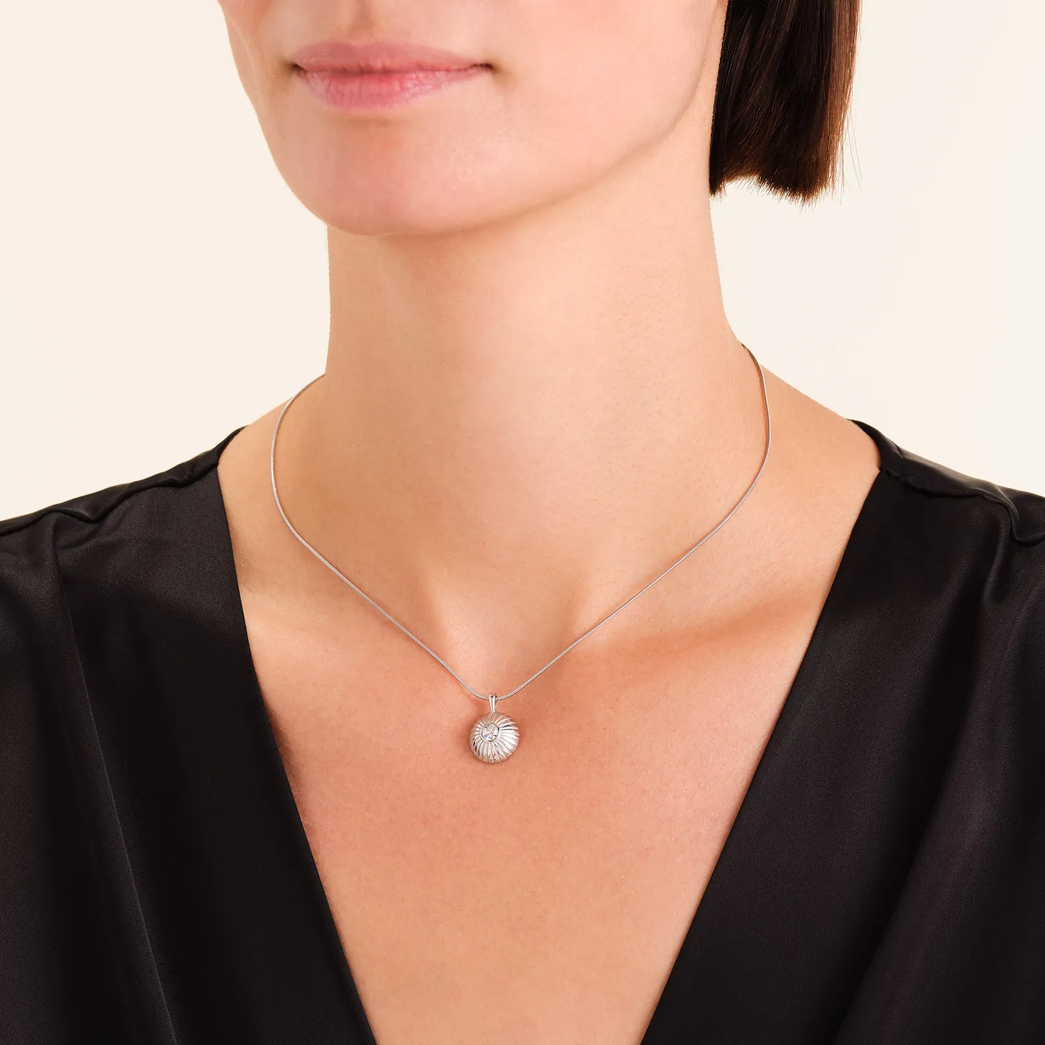 Rosefield Essentials Solitaire Coin Necklace halskjede gull 42–46 cm