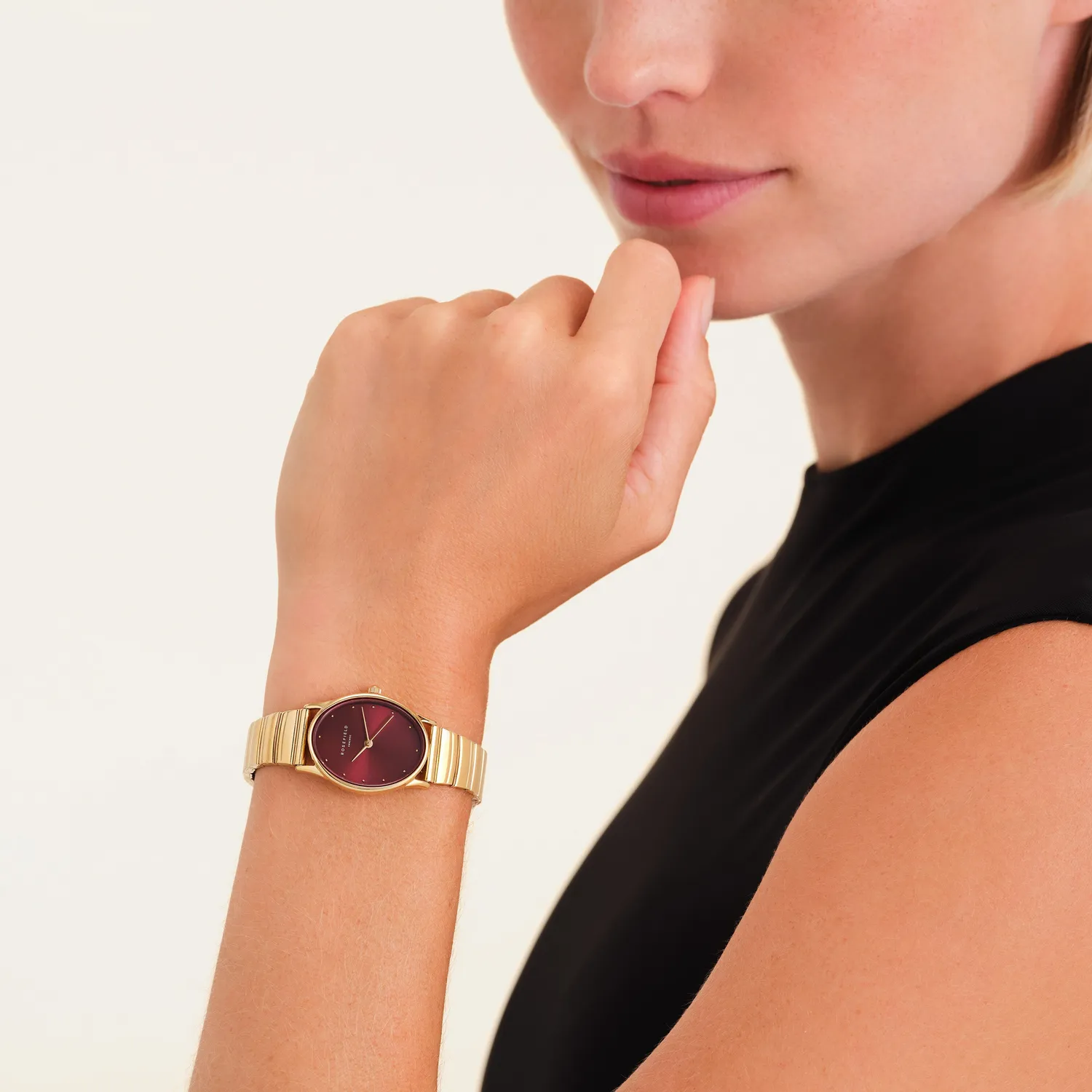 Rosefield Oval Burgundy klokke 24 x 29 mm rød urskive