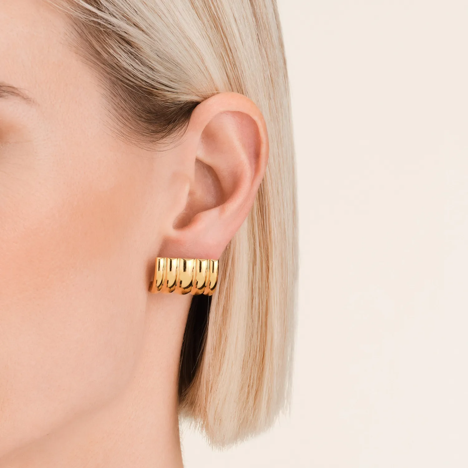 Rosefield Ribbed Earrings øredobber gull 2,15 × 1,8 cm i stål
