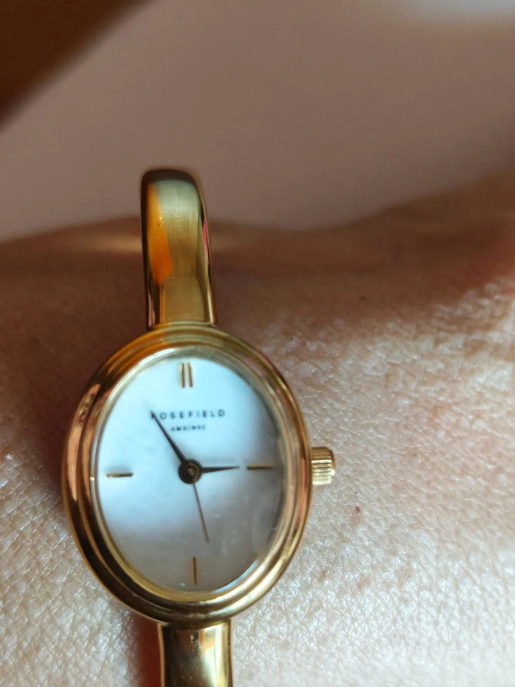 Rosefield Bangle S klokke gull 56 mm perlemor