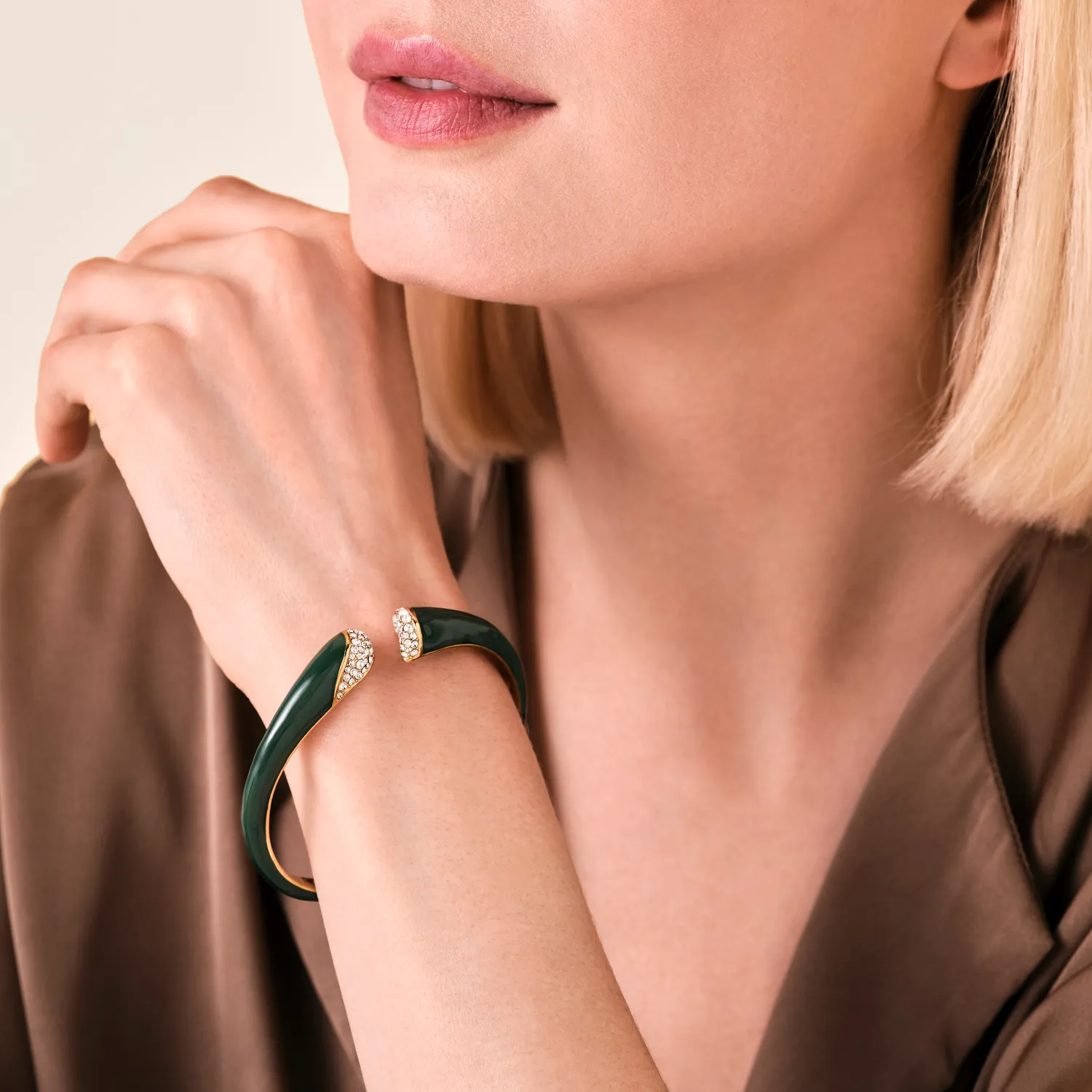 Rosefield Enamel Pave Bangle armring gull og grønn hengslet